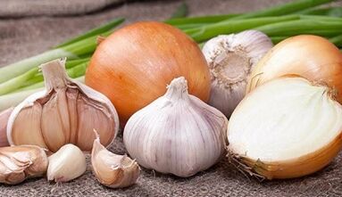 Zwiebeln und Knoblauch, um die Potenz bei Männern zu erhöhen